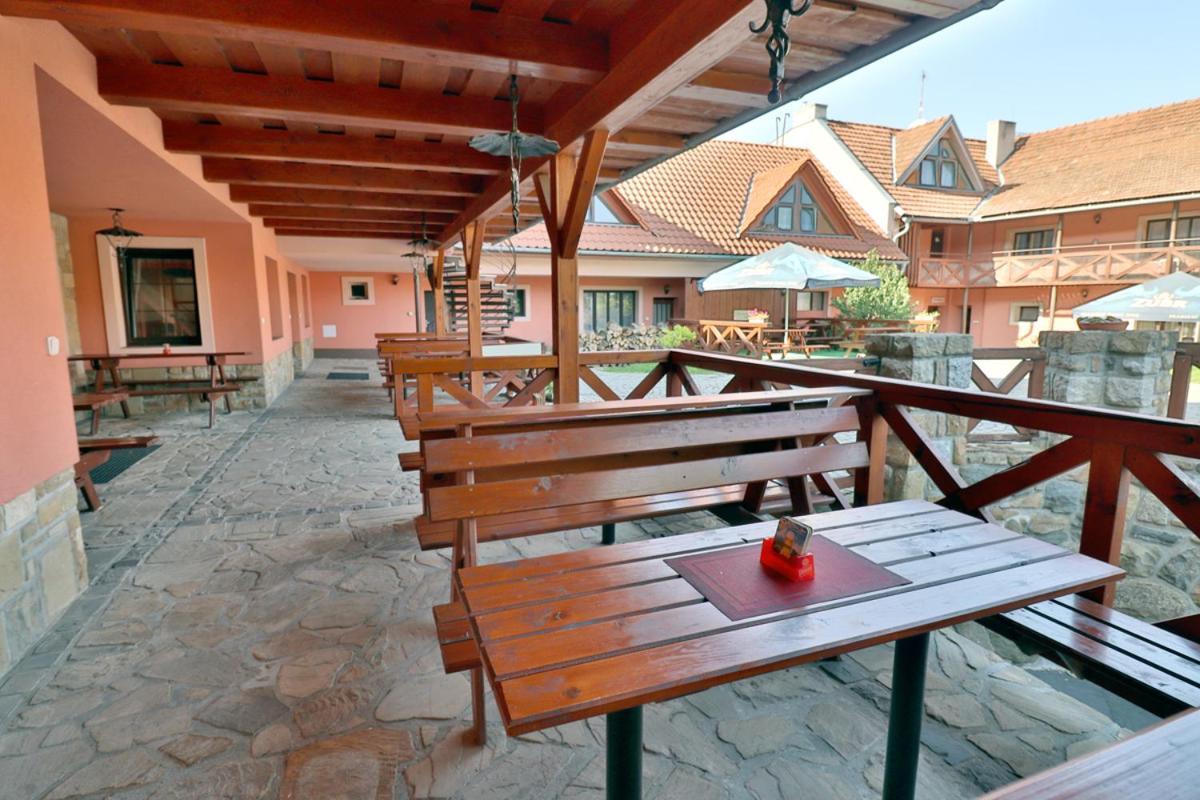 Bezmerovsky Dvur Kroměříž Exterior foto