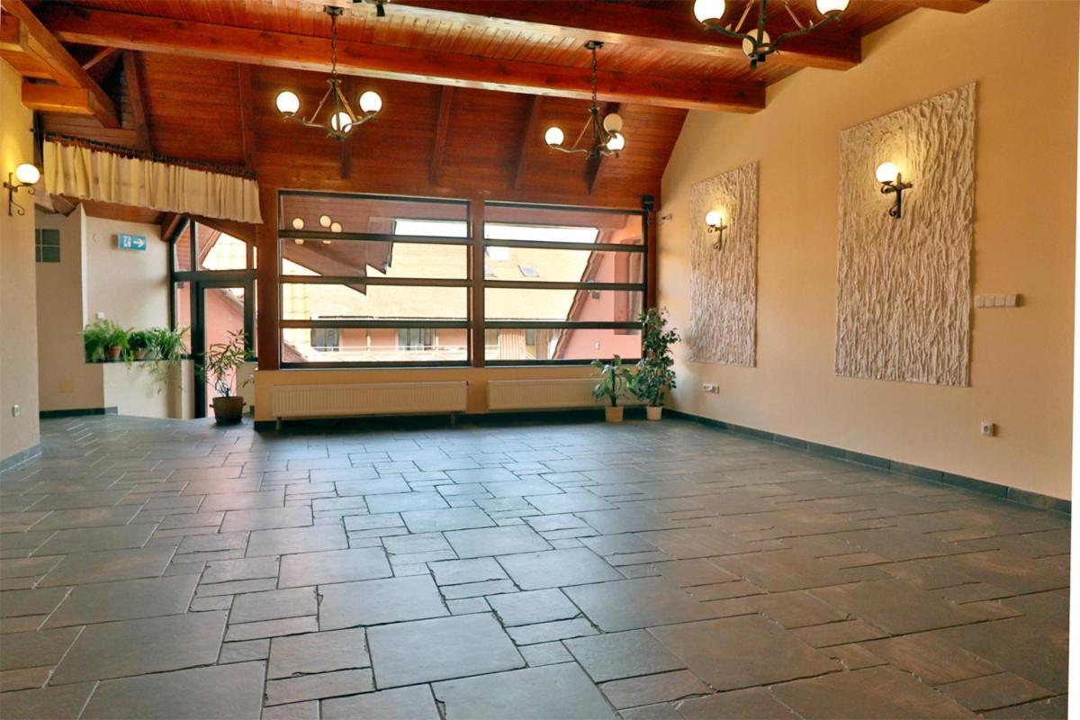 Bezmerovsky Dvur Kroměříž Exterior foto